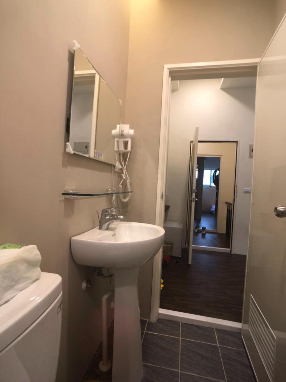 Appartement 逢甲柏斯青年旅棧 à Taichung Extérieur photo